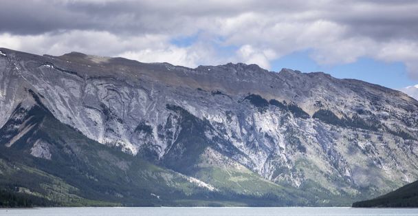 Les montagnes Rocheuses par une journée ensoleillée et lumineuse
 - Photo, image