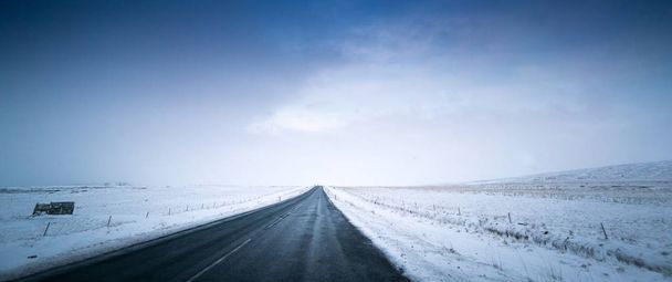 Ponure śnieżny krajobraz, drogi i burzliwy niebo - Zdjęcie, obraz