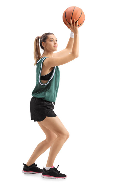 若い女性のバスケット ボールを投げる - 写真・画像