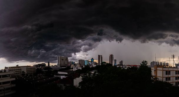 Vue panoramique des nuages orageux dans la ville de Bangkok
. - Photo, image