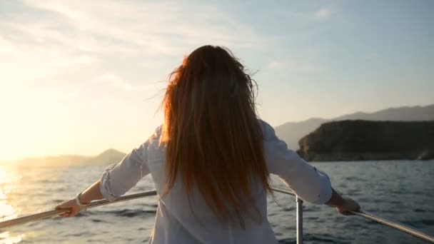 joven feliz mujer sentado en ir cutter mira adriatic mar
 - Metraje, vídeo