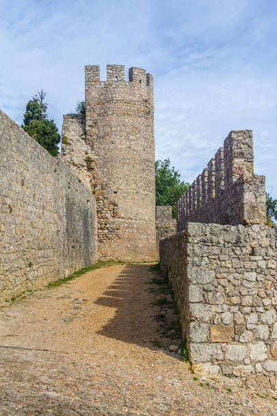 Castello torre in pietra e muro a Santiago do Cacem
 - Foto, immagini