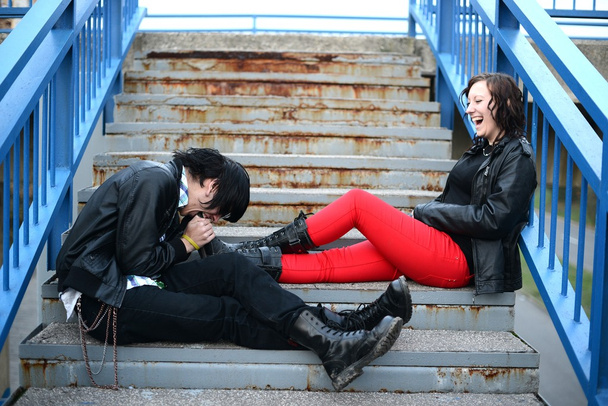 Retrato ao ar livre de um casal punk
 - Foto, Imagem