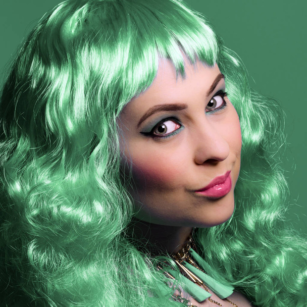 Kobieta z zielone peruki - Zdjęcie, obraz