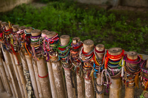 Кольорові браслети, присвячений жертв вбивства полях Чоенг Ek - Фото, зображення