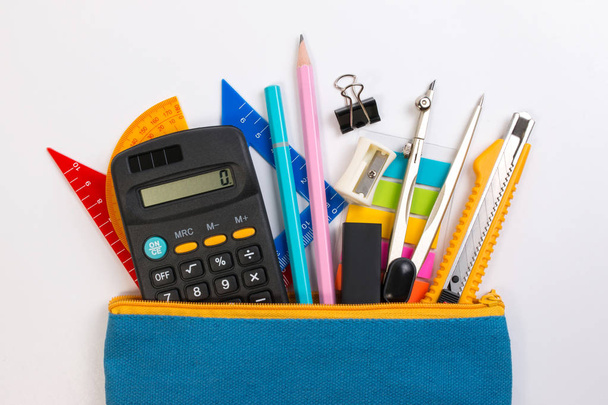 Student piórnik torba lub ołówek przyborów szkolnych dla uczniów na białym tle. - Zdjęcie, obraz