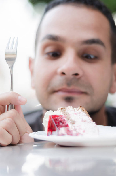άνθρωπος τρώει cheesecake - Φωτογραφία, εικόνα