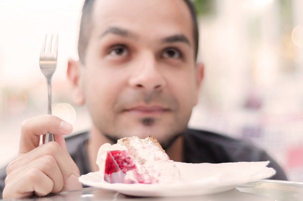 man eating cheesecake - Φωτογραφία, εικόνα
