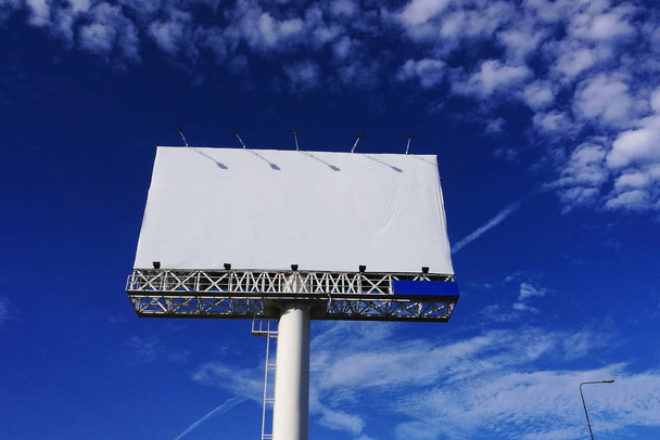 outdoor publicidade em branco contra o céu azul
 - Foto, Imagem