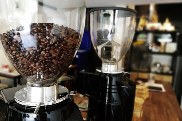κόκκους καφέ σε μια ψήνοντας μηχανή - Φωτογραφία, εικόνα