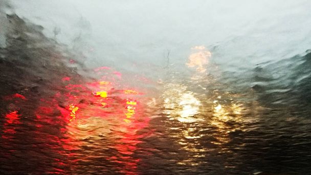 Forte pluie sur la fenêtre avec lumière de voiture floue
 - Photo, image