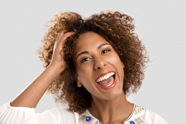 Afrikai-amerikai nő, nevetve - Fotó, kép
