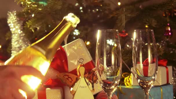 Merry Christmas - A man opens a bottle of sparkling wine - 4 k - Footage, Video