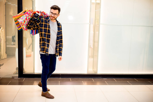 Guy shopping in a mall - Foto, immagini