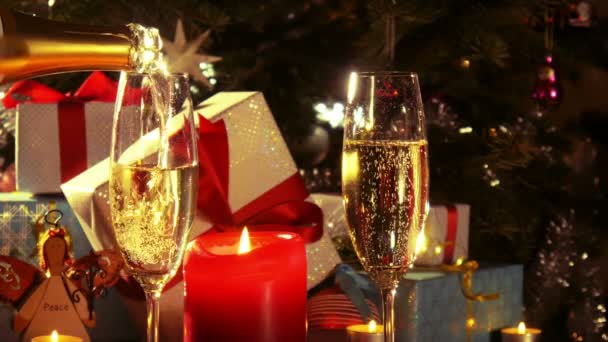 Счастливого Рождества - наливание шампанского из бутылки - 4 к
 - Кадры, видео