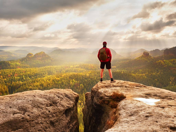 Uzun boylu adam tepe dağ kenar üzerinde özgürlük keyfini çıkarın. Yalnız turist puslu Vadisi izlerken  - Fotoğraf, Görsel