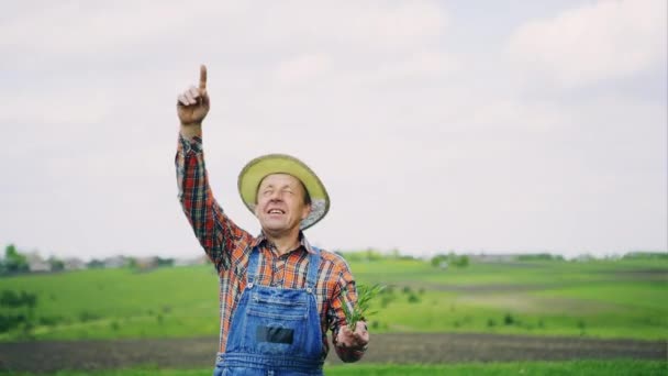 Smiling farmer asks God to harvest rain - Πλάνα, βίντεο