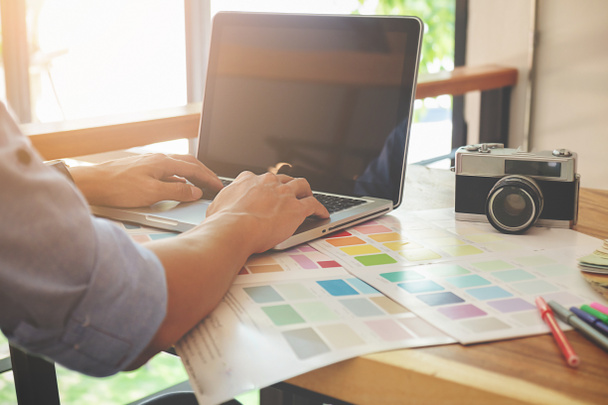 Diseño gráfico y muestras de color y bolígrafos en un escritorio. Arquitecto
 - Foto, Imagen