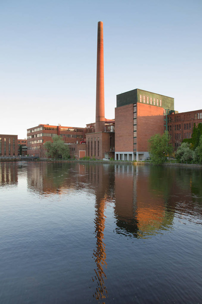 川 Tammerkoski、フィンランドのタンペレ市旧工業用建物. - 写真・画像