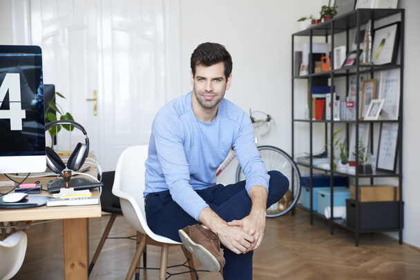 designer sitting in his workstation - Foto, imagen