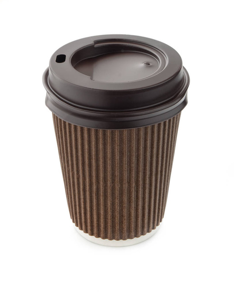 Коричневий паперовий кавові чашки з кришкою, ізольовані на білому - Фото, зображення