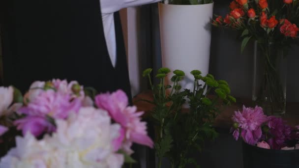 Close up florist making a bouquet of Peones - Séquence, vidéo
