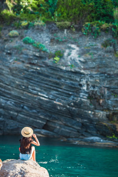 Ragazza in una baia su una roccia nella Riserva delle Cinque Terre. Natura mozzafiato e aria fresca
 - Foto, immagini