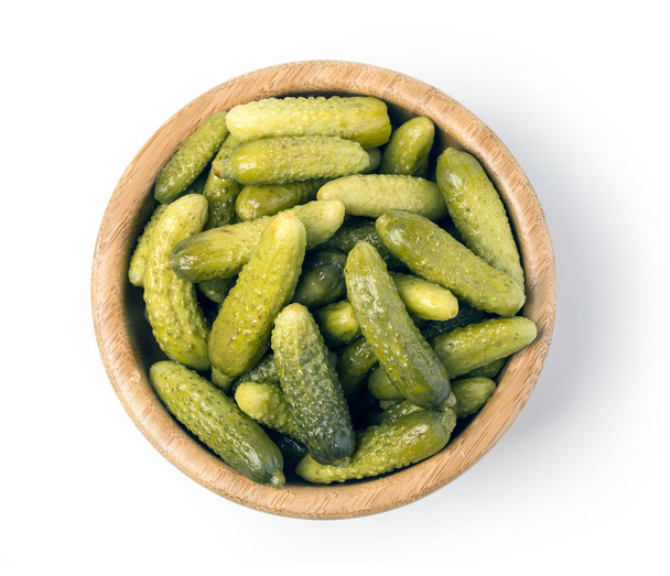 Kom van komkommer geïsoleerd  - Foto, afbeelding