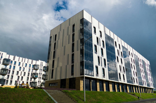 Wohnquartier mit modernem sechsgeschossigen Gebäude - Foto, Bild