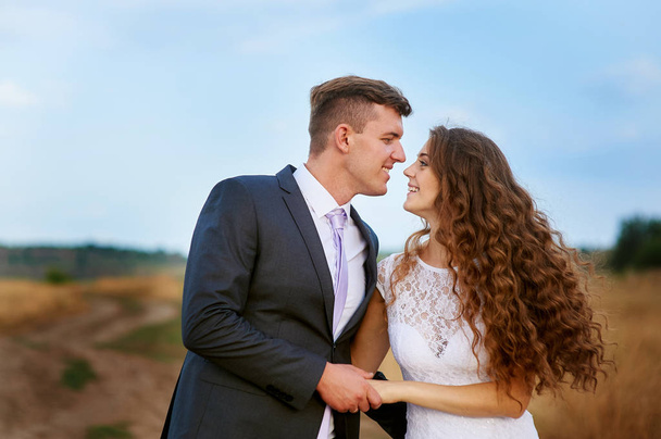 Bräutigam küsst Braut am Hochzeitstag - Foto, Bild