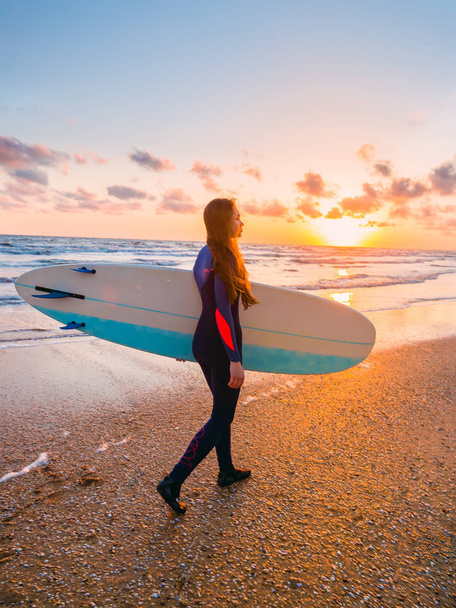  mujer con tabla de surf
  - Foto, Imagen