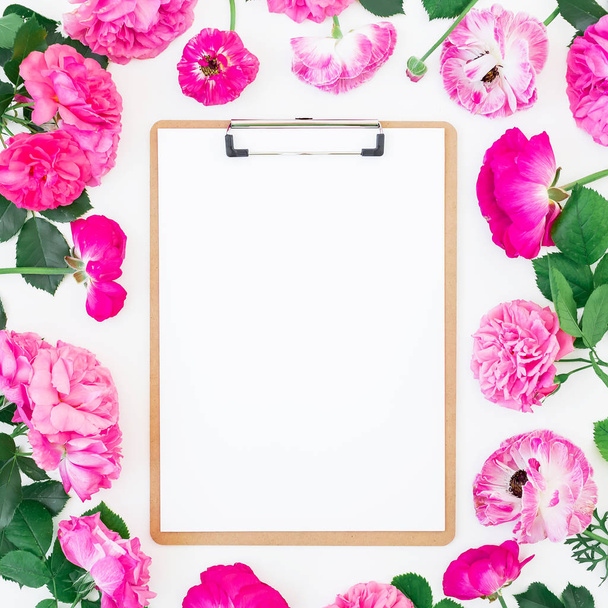 flores rosadas y bloc de notas
  - Foto, imagen