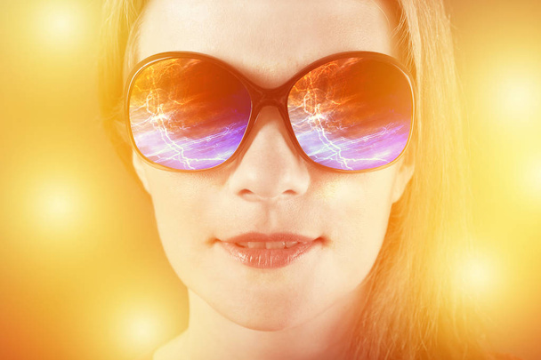 chica sorprendida en gafas de sol con reflejo
 - Foto, imagen