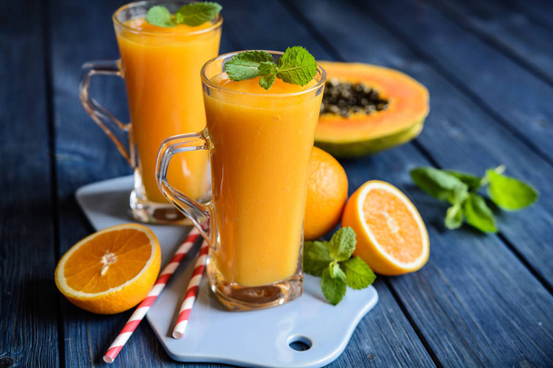 Здоровый коктейль из папайи, апельсина и манго
 - Фото, изображение