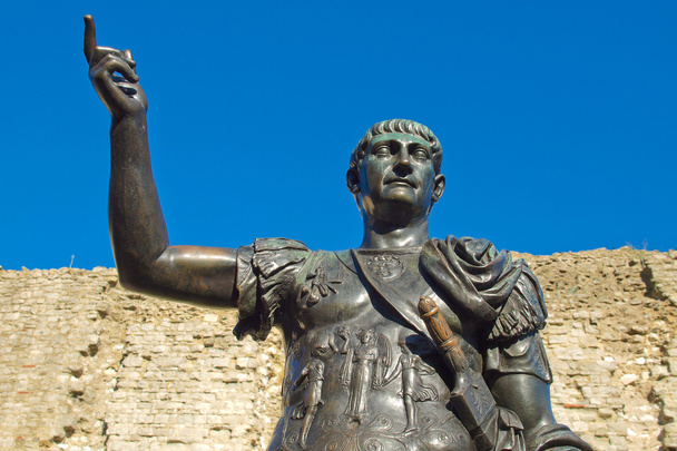 Estátua do Imperador Trajano
 - Foto, Imagem