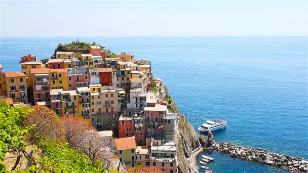 Δείτε την αρχιτεκτονική του χωριού Manarola. Όμορφη πόλη είναι ένα από τα πιο δημοφιλή παλιό χωριό στο Cinque Terre. Αργή κίνηση - Πλάνα, βίντεο