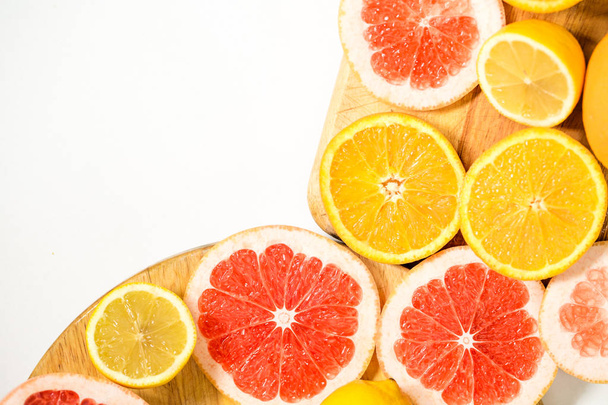 Frutas coloridas de vitamina C na tábua de corte arborizada
 - Foto, Imagem