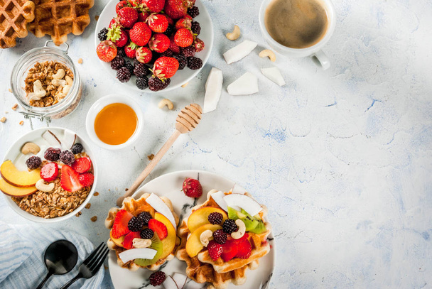 Café da manhã com granola, bolachas e frutas
 - Foto, Imagem
