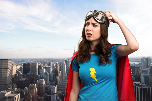 Melko supersankari tyttö, jolla on epäilyksiä kaupungin kanssa taustalla
 - Valokuva, kuva