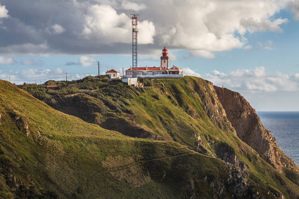美しい春の日、ポルトガルのシントラ、ロカ岬の灯台 - 写真・画像
