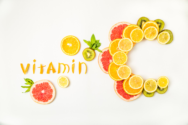 柑橘系の果物は、ビタミン C の文字 - 写真・画像