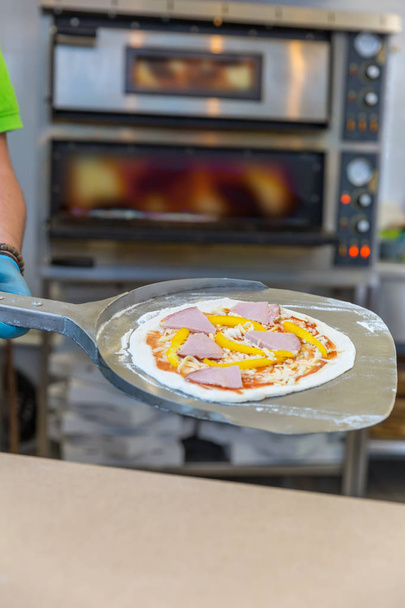 mettere la pizza cruda in forno
 - Foto, immagini