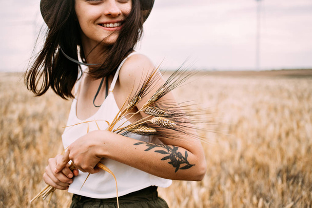 girl walking in wheat field - Фото, изображение