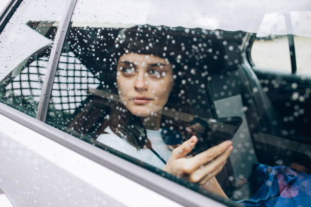 woman using smartphone inside car - Zdjęcie, obraz