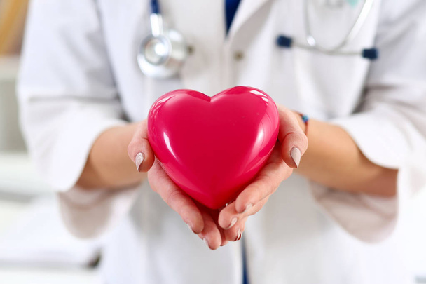 Médico femenino manos sosteniendo el corazón rojo
 - Foto, Imagen