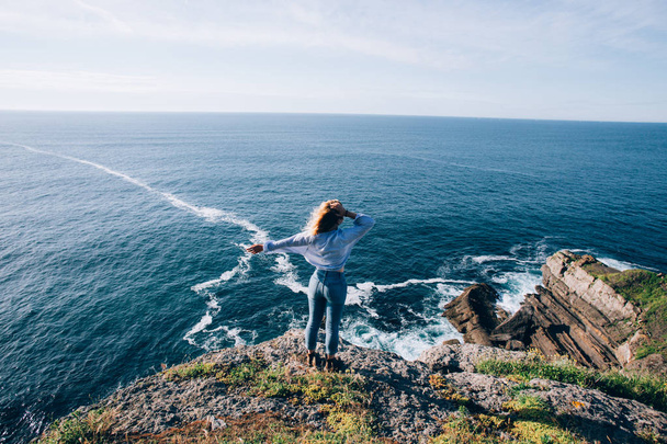 woman standing on cliff - Fotó, kép