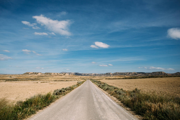 Open wide road in desert - Foto, afbeelding