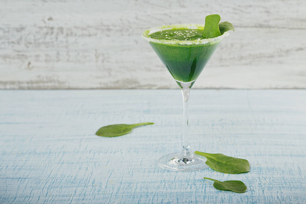 Espinafre verde e smoothie de pepino no backgro de madeira azul claro
 - Foto, Imagem