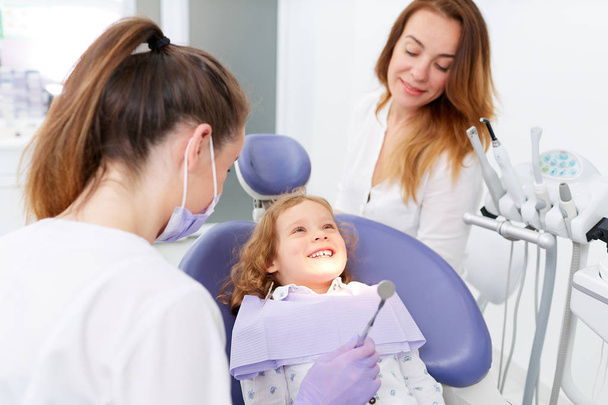 Dentists examining little girl - Fotó, kép