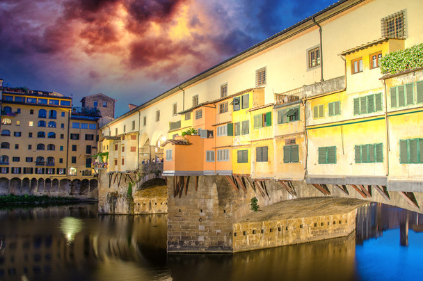 widok z boku ponte Vecchio na zachód słońca - Florencja - Zdjęcie, obraz